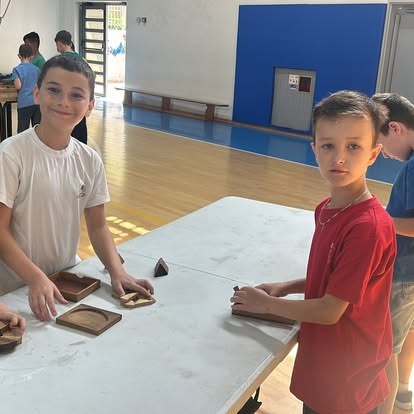 שני תלמידים חוקרים משחק חשיבה מעץ בעמדת פעילות