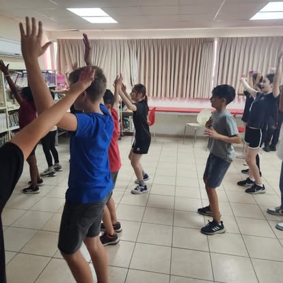 תלמידים בפעילות תנועה בכיתה, קופצים בהתלהבות