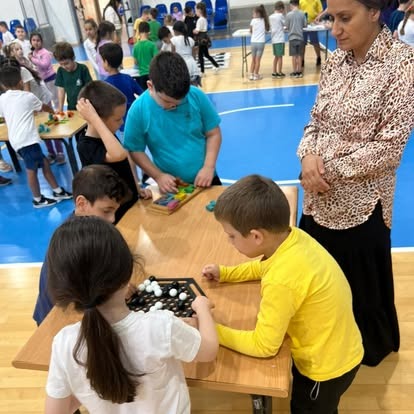 תלמידים משחקים במשחק קופסה בליווי צוות בית הספר